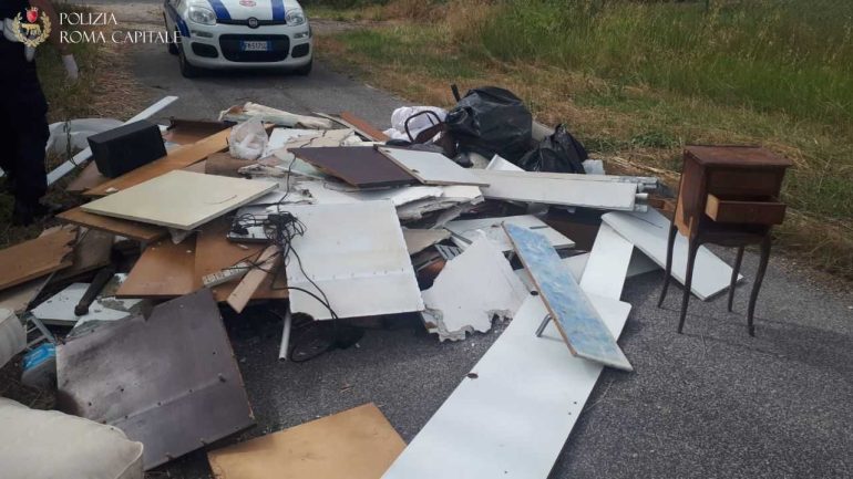 Roma, abbandona rifiuti ingombranti in strada: beccato!
