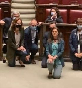 Boldrini in ginocchio per George Floyd: è bagarre in aula