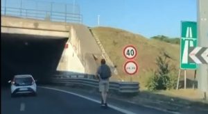 Col monopattino sul Gra: follia di un ragazzo a Roma