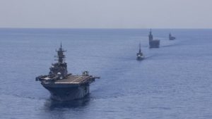 Carro armato russo contro un’automobile a Kiev