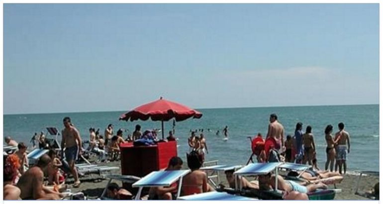 I romani hanno preso d’assalto il litorale: la preoccupazione della polizia locale