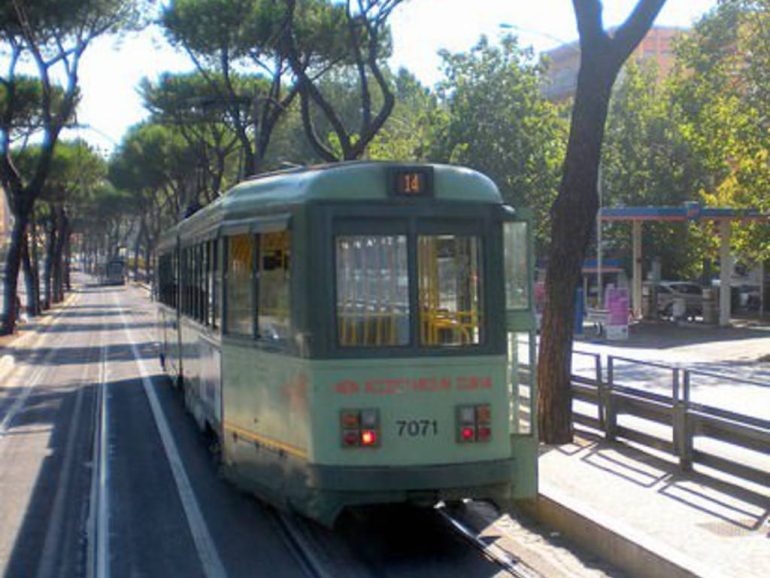 ROMA Lo derubano sul tram, li insegue ma viene picchiato