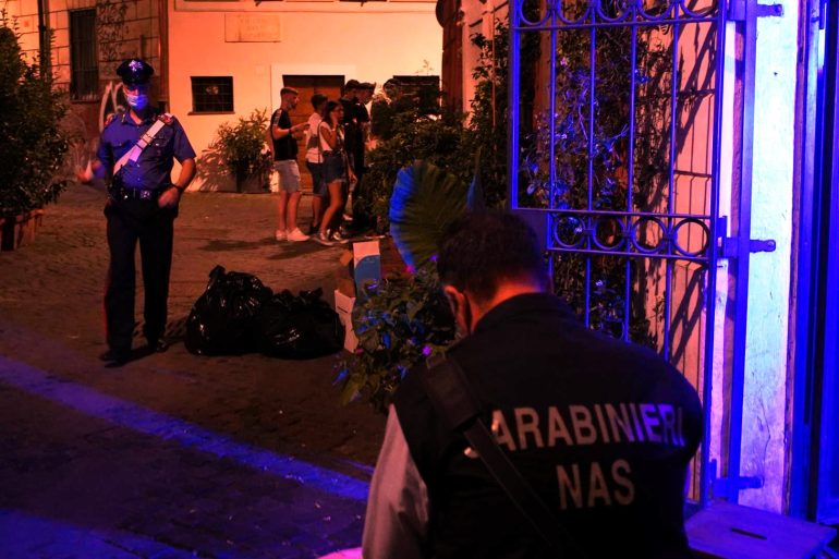 Niente mascherine e assembramenti: chiusi 5 locali a Roma