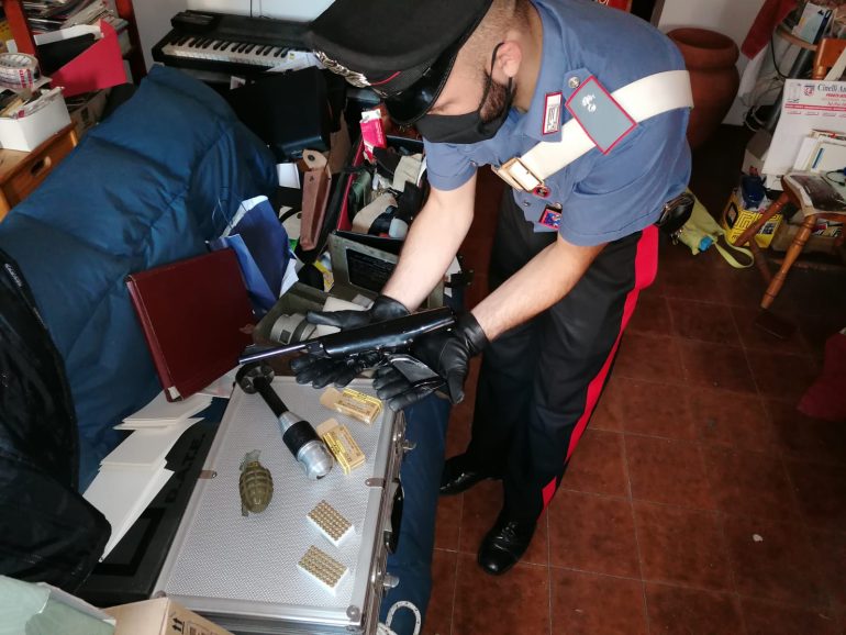 A Tor Bella Monaca, pensionata trovata con pistole, bombe a mano e stellette ninja