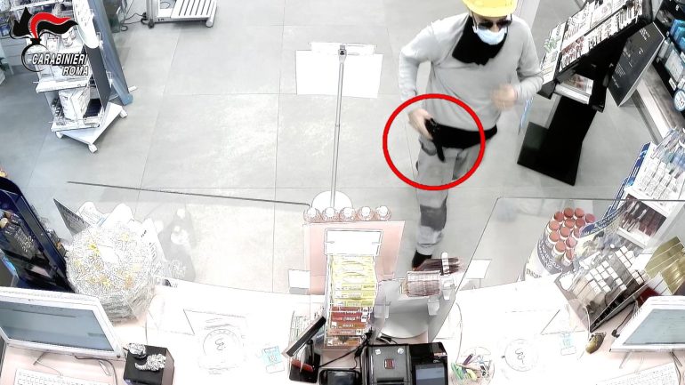 ROMA Identificato e arrestato il rapinatore della Mini rossa