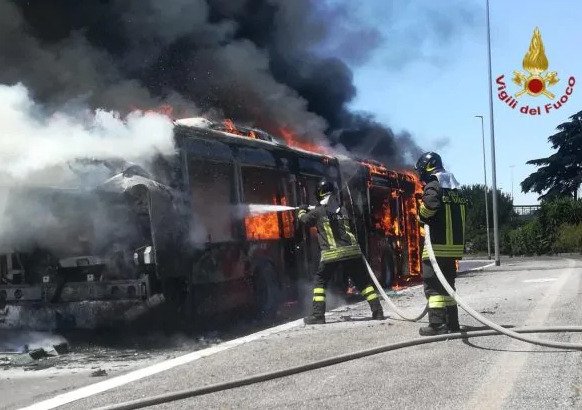 bus atac fiamme