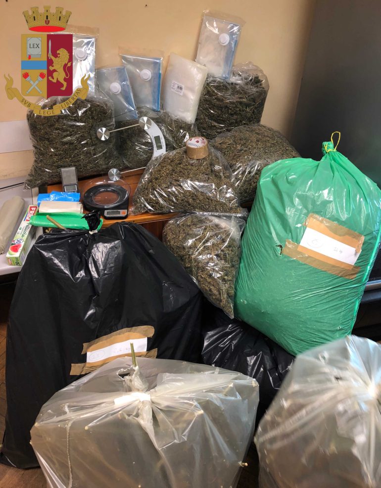 ROMA BORGHESIANA Chili di ‘maria’ in casa: due albanesi denunciati