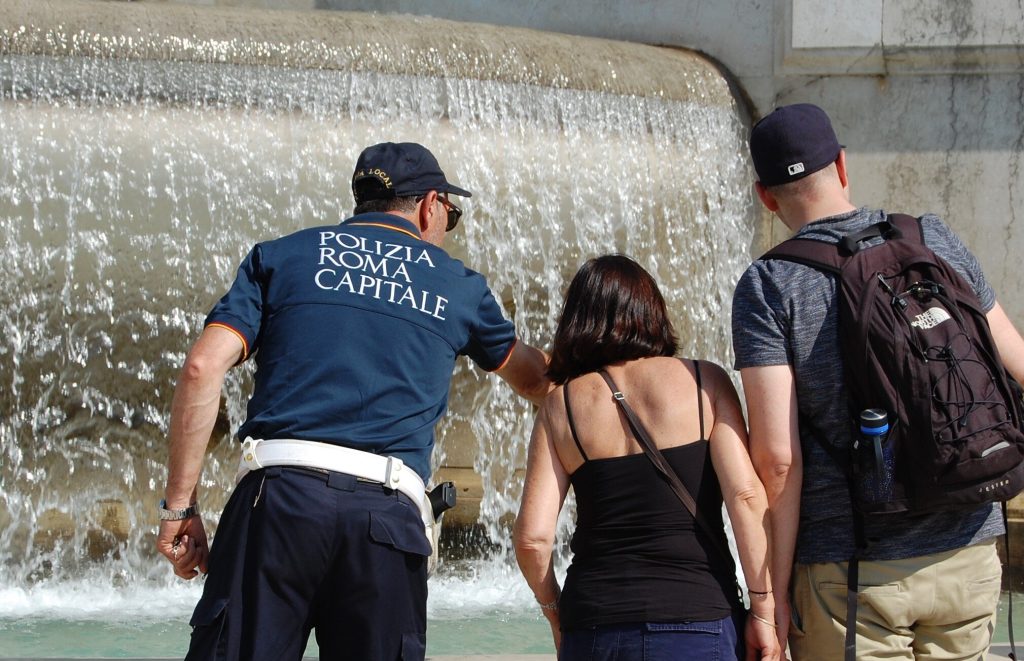 Mette i piedi a mollo nella Fontana del Gianicolo: arriva la multa salata