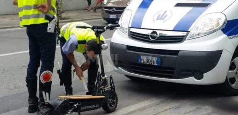 Automobile investe una ragazza su un monopattino e scappa