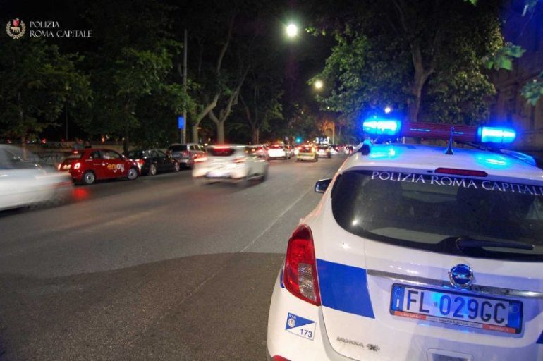 Ammassati a ballare e senza mascherina: chiuso locale a Roma