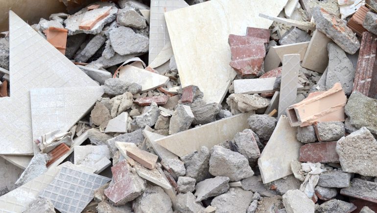 Crolla un’autorimessa di bus nella periferia di Roma