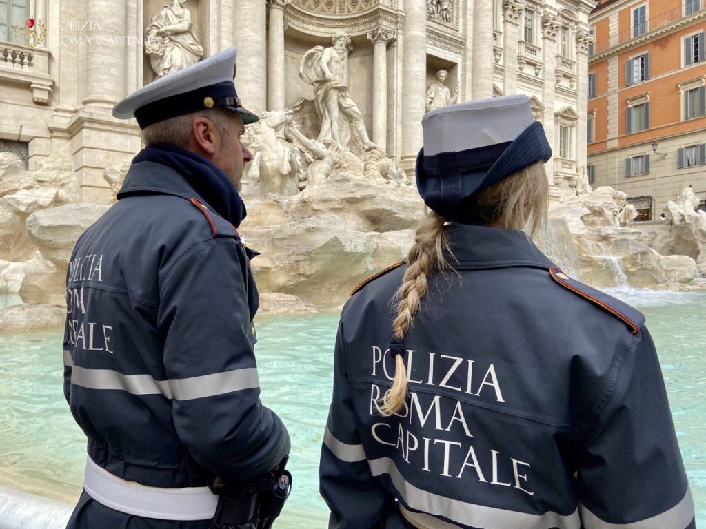 FONTANA DI TREVI – 24enne si arrampica sul monumento per protesta