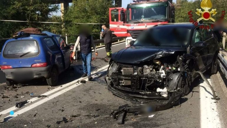 Scontro tra due auto: incidente fatale sulla A24