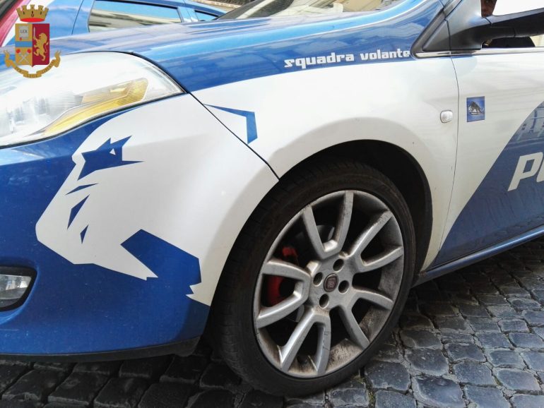 Cerca di togliere il croficisso dalla chiesa, poi, insulta e picchia prete e poliziotti