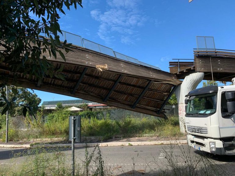 ROMA – Crolla un ponte in zona Eur
