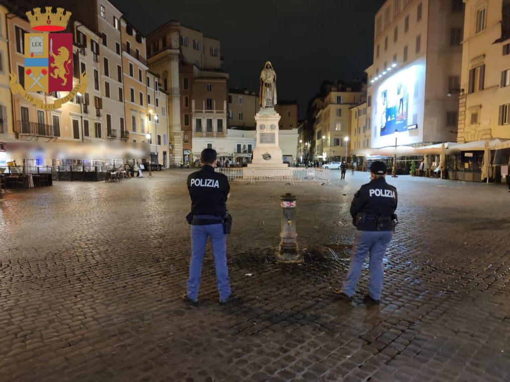 Sì alla chiusura delle piazze prima delle 21: il Viminale chiarisce