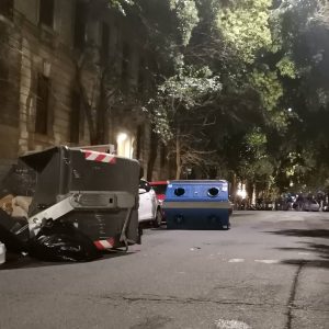 VIDEO – UNA NOTTE DI TUMULTI. LA POLIZIA CARICA I MANIFESTANTI