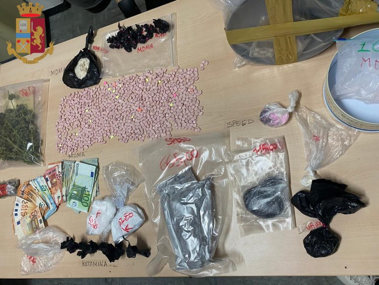 Supermercato di droghe sintetiche per Halloween: arrestata coppia