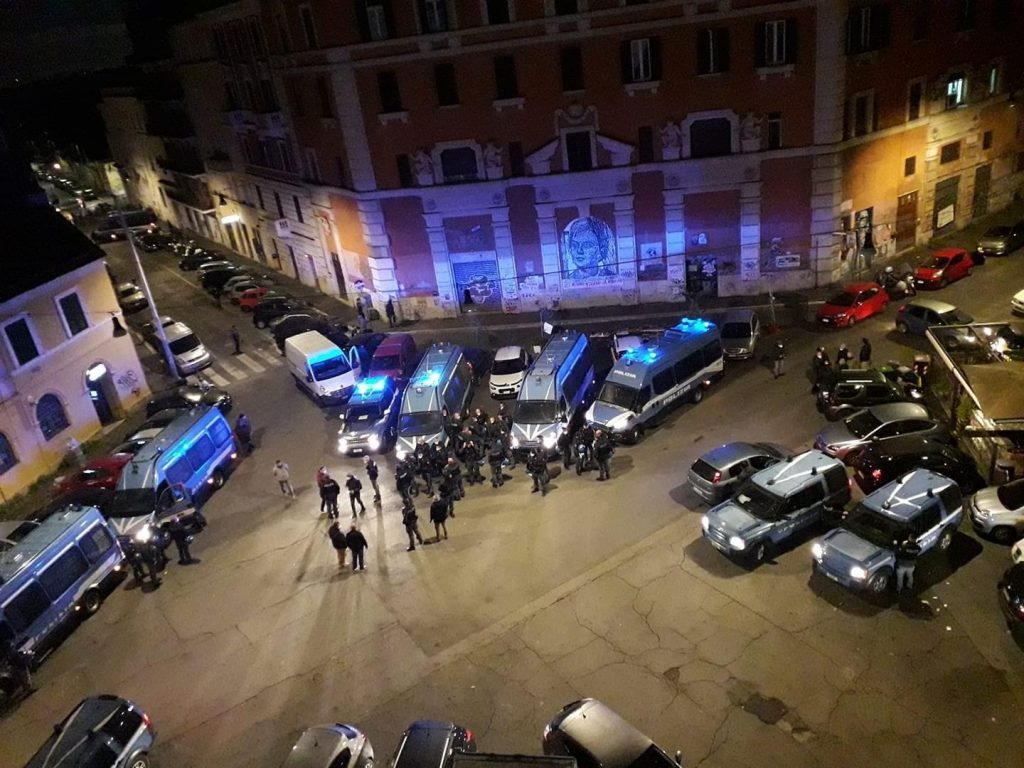 San Lorenzo, sgomberato il Nuovo Cinema Palazzo: “La Raggi si vergogni”