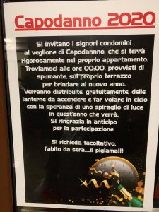 Capodanno in pigiama sul balcone, l’iniziativa di un condominio romano