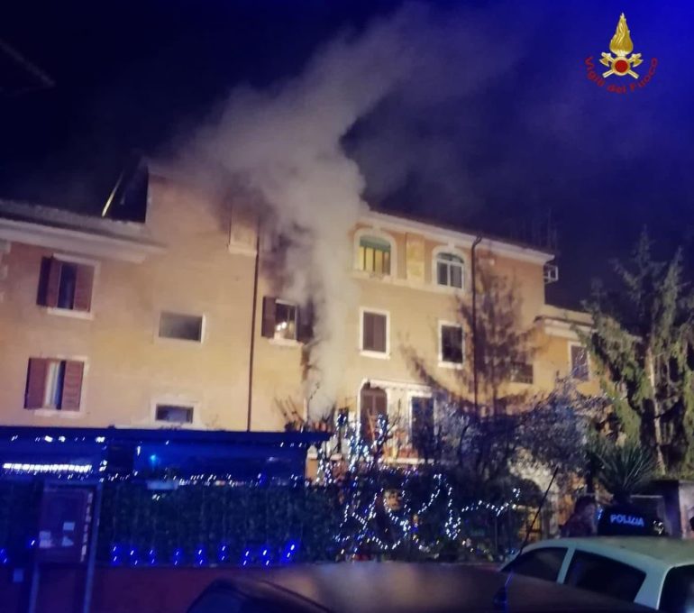 ROMA Appartamento a fuoco nella notte: 8 in ospedale