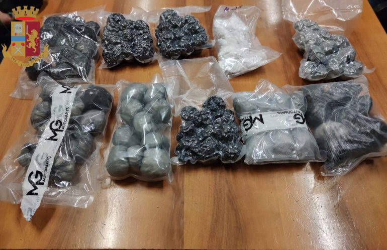 San Basilio – Oltre 4.000 dosi di cocaina dietro i pannelli dell’auto: arrestato