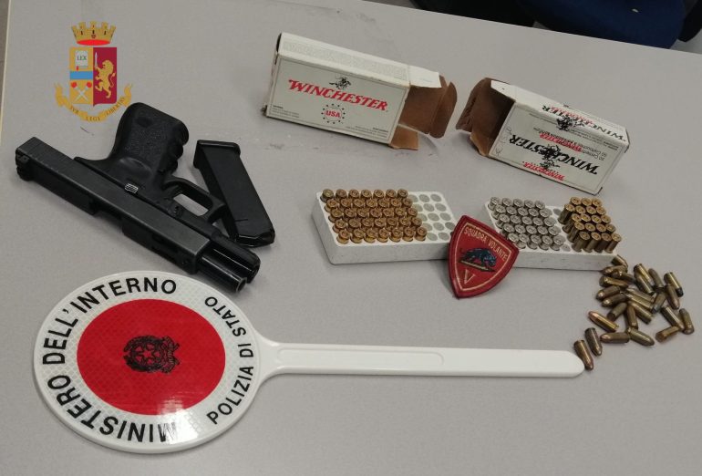 Incendia auto e spara al titolare di un minimarket