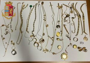 ROMA Ladri rubano oro e preziosi dal valore di 15mila euro: la polizia li pedina e li arresta