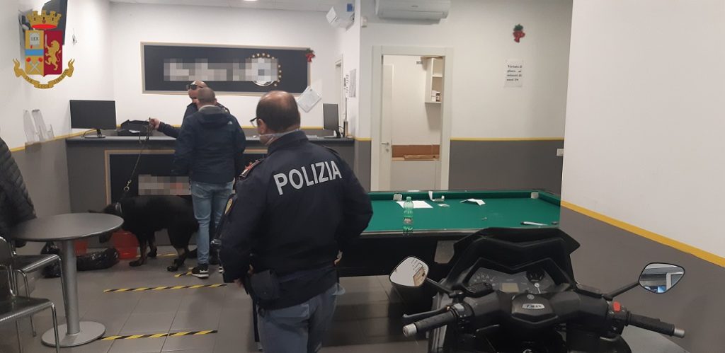 TORRE MAURA – Padre e figlio beccati a spacciare droga nel proprio locale: arrestati