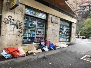 “I vigili urbani hanno buttato le coperte dei clochard”: l’accusa della comunità di Sant’Egidio