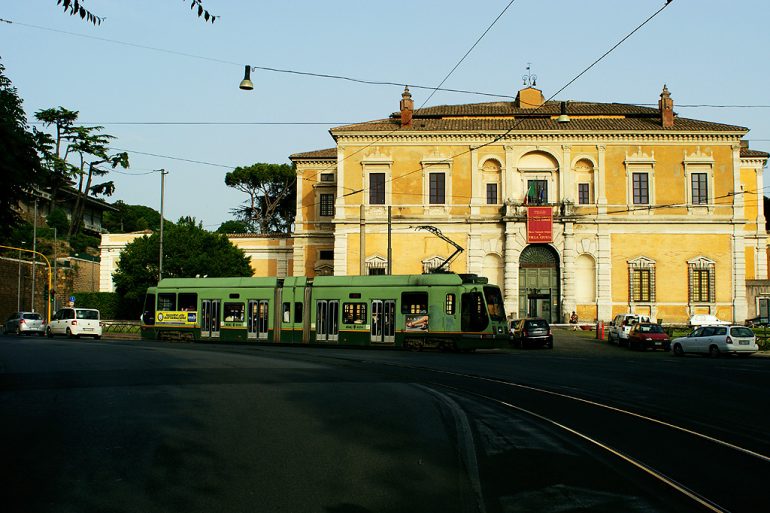 Viale delle Belle Arti, turista tedesco derubato e aggredito a colpi di forbice