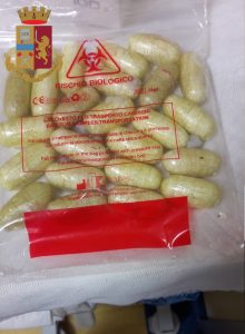 Aeroporto di Fiumicino, arrestato corriere della droga: aveva ingerito 87 ovuli