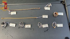 ROMA Prova a vendere gioielli rubati ma viene beccato dalla Polizia: li teneva in un tombino