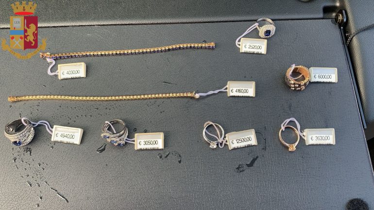 ROMA Prova a vendere gioielli rubati ma viene beccato dalla Polizia: li teneva in un tombino