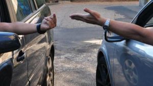 Roma Trastevere, lite tra automobilisti finisce a forbiciate