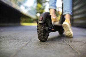 Via Prenestina, derubano ragazza incinta in monopattino: un bottino da 11mila euro