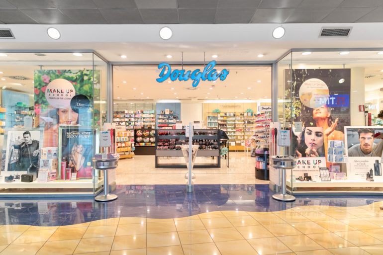 Profumerie Douglas verso la chiusura: lavoratori in ginocchio. Ma è davvero crisi?