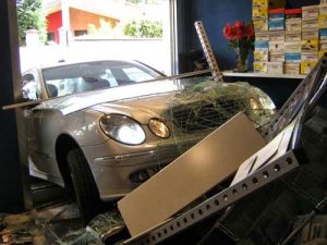 Roma Gregorio VII, ladri sfondano con un auto la vetrina di un negozio