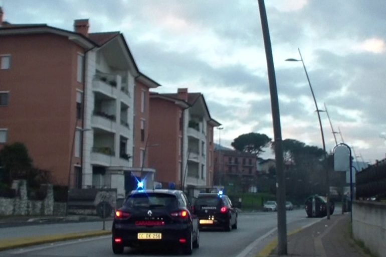 Roma, stordisce anziana con tranquillanti fino a mandarla in coma: arrestata badante