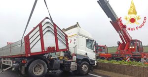 Scontro tra furgone, auto e tir: incidente mortale sulla a 1