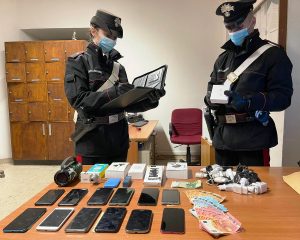 PIAZZA VITTORIO – Vendeva cellulari rubati sul marciapiede: sequestrati 12 smartphone