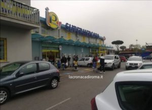Dramma al supermercato: si ribalta carrello, bimba rimane schiacciata