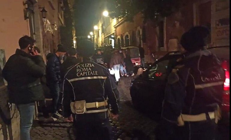 Trastevere, caccia all’uomo punitiva e rissa: fermati 10 ragazzi