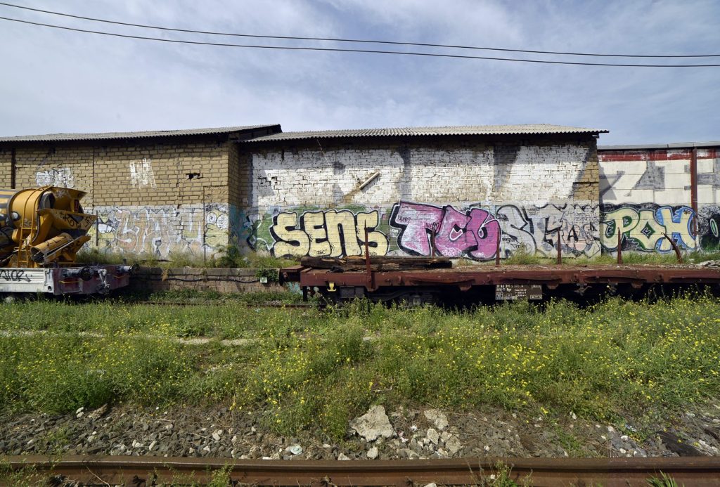 Roma Tuscolana, imbrattano muro perimetrale dello scalo Ferroviario: denunciati 5 minori