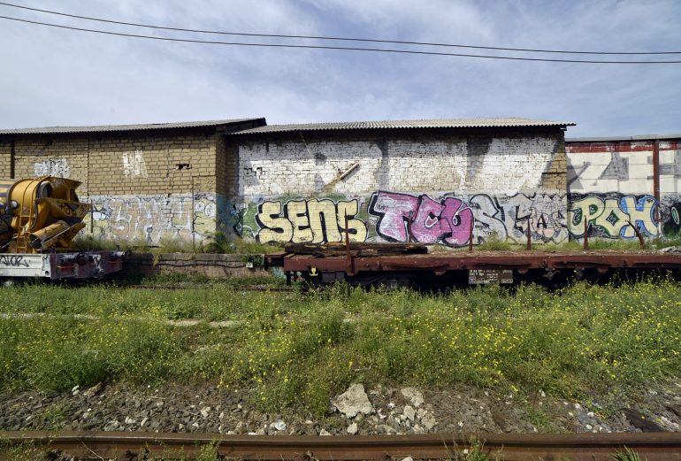 Roma Tuscolana, imbrattano muro perimetrale dello scalo Ferroviario: denunciati 5 minori