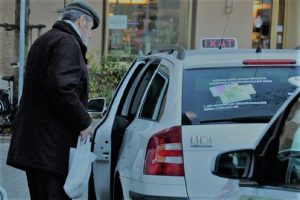 Coronavirus Roma, taxi gratis per gli over 80 che devono vaccinarsi. Tutte le info
