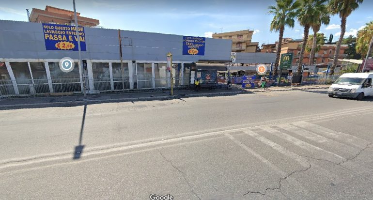 TOR VERGATA – Aggredito e rapinato mentre porta a spasso il cane