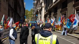 Alitalia, lavoratori in piazza a Roma: sit in davanti al Mise