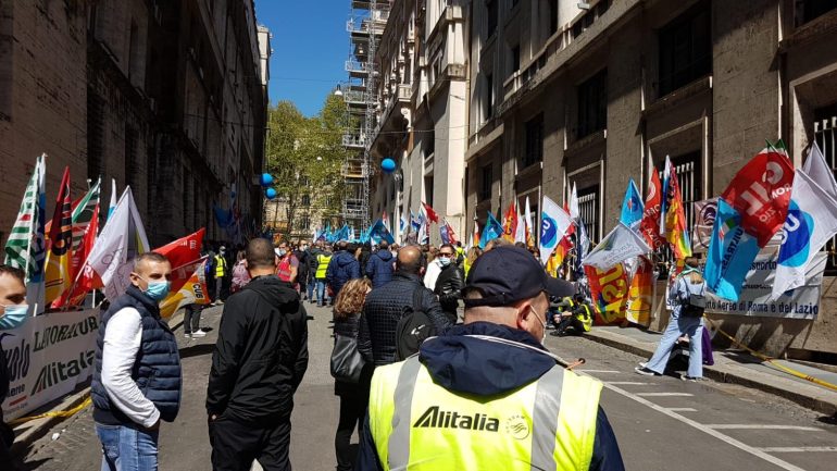 Alitalia, lavoratori in piazza a Roma: sit in davanti al Mise