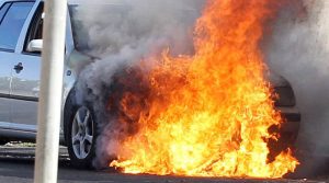 Paura su Viale Castrense, auto prende fuoco